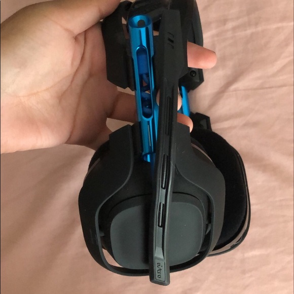 ASTRO GAMING WIRELESS A50 HEADSET FOR PS4/PC - Picture 2 of 5